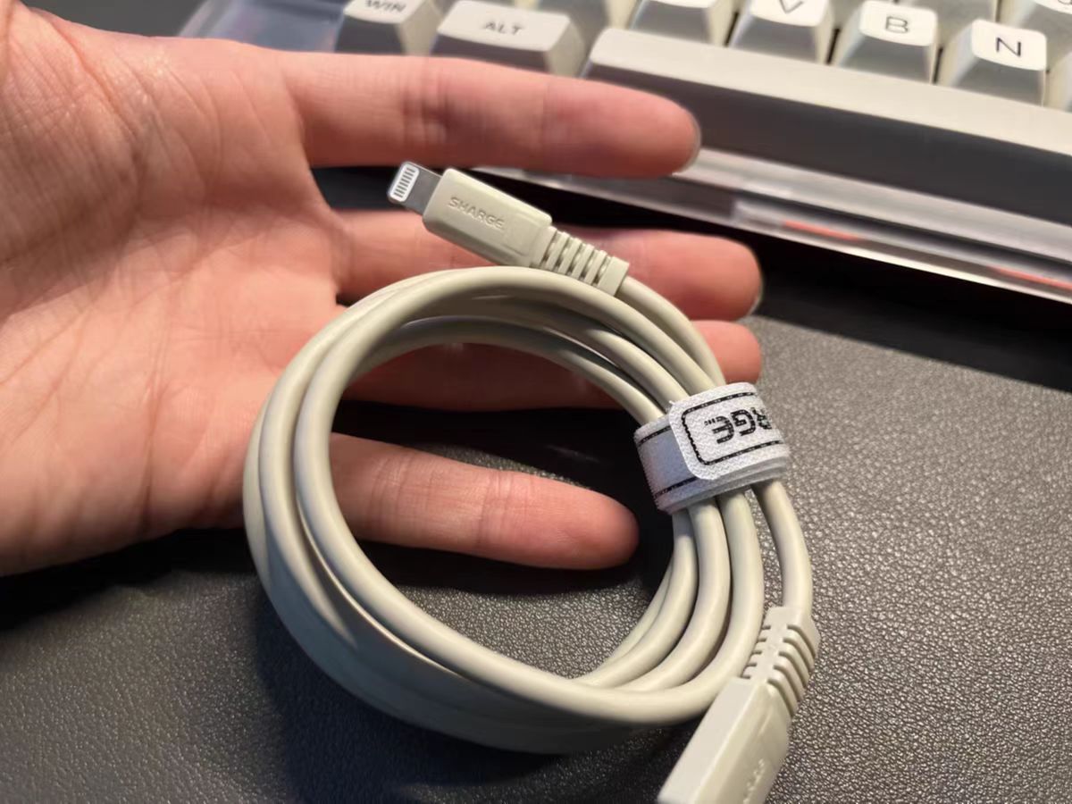 Shargeek MFI Certified USB-C to Lightning retro cable.